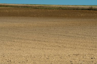 sürülmüş alanıyla manzara