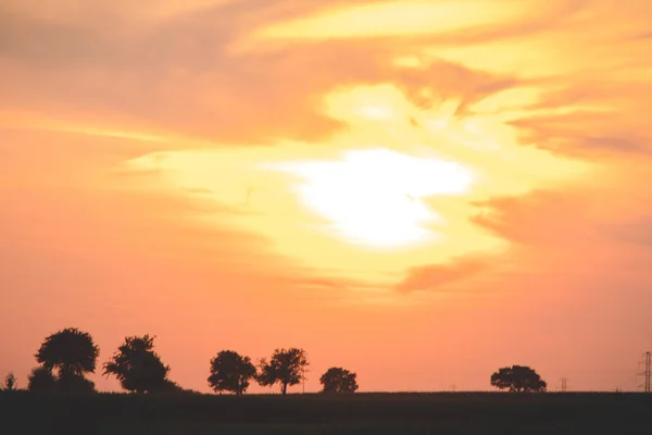 Zachód słońca sylwetka na obszarach wiejskich — Zdjęcie stockowe