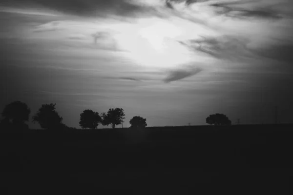 Puesta de sol silueta en la zona rural — Foto de Stock