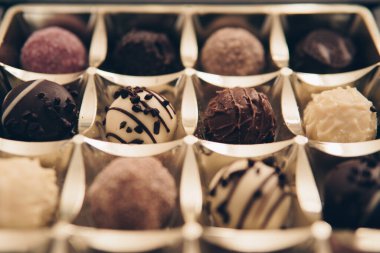 Küre çikolatalı kek.