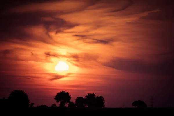 Silueta západu slunce ve venkovské oblasti — Stock fotografie