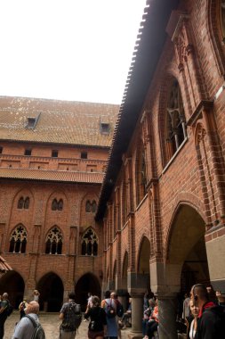 Ağustos 2019, Malbork, Polonya: Malbork kalesinin yüksek kale avlusunda yürüyen turistler