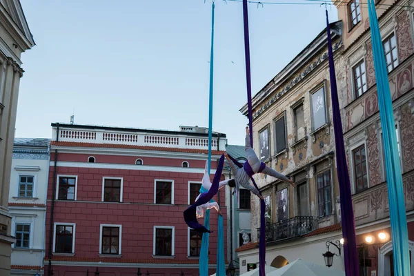 Junho 2019 Lublin Polônia Danças Acrobáticas Céu Com Torre Trynitarska — Fotografia de Stock