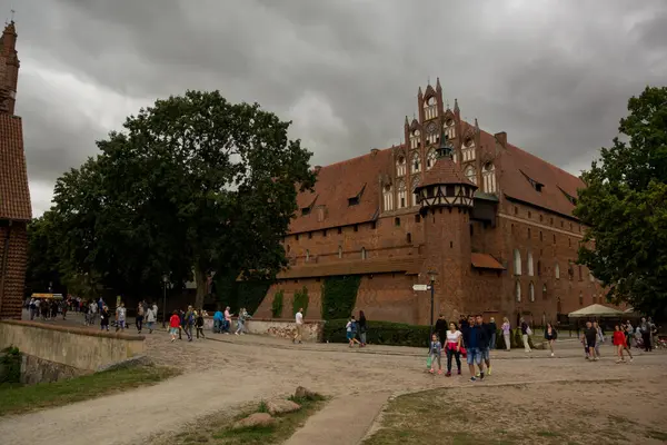 Agosto 2019 Malbork Polonia Turistas Caminando Frente Castillo Malbork — Foto de Stock