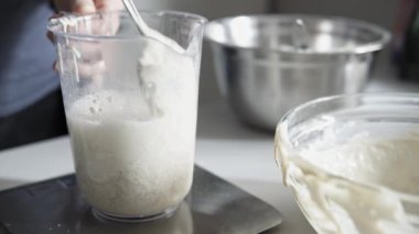 Ekmek hamurunu suyla karıştıran elleri kapat 