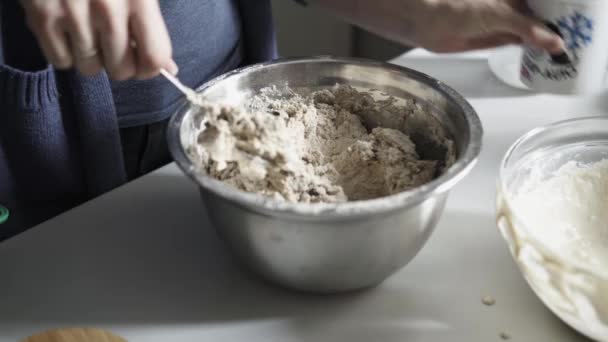 Detail Des Mischen Von Brotteig Mit Einem Holzlöffel — Stockvideo