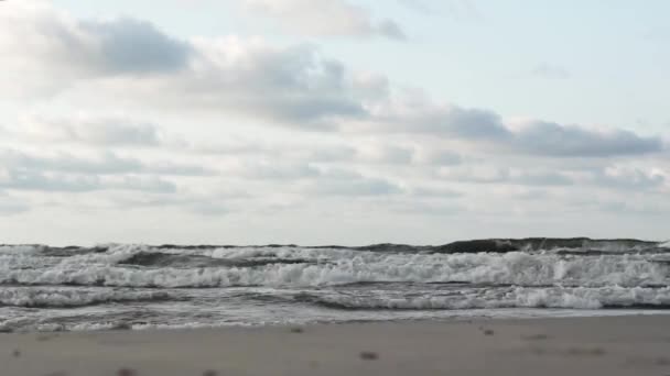 暴风雨天气里海浪拍打海滩海岸的风景 — 图库视频影像