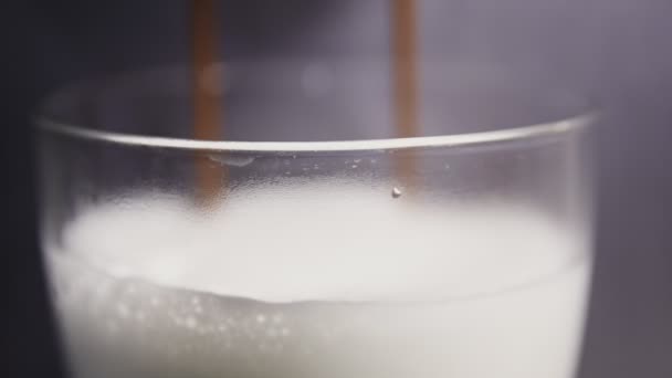 Закрыть Наливание Эспрессо Стакан Пенным Молоком Приготовить Капучино — стоковое видео