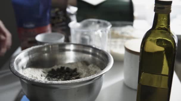 Mencampur Tepung Putih Dengan Biji Labu Dalam Mangkuk Logam Dalam — Stok Video