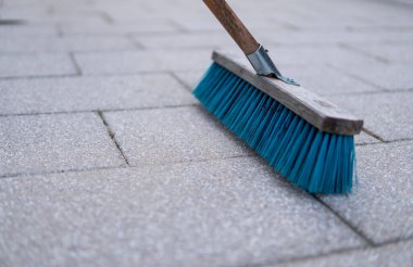 Beton taşlardan yapılan temizlik için kullanılan mavi fırçanın ayrıntıları