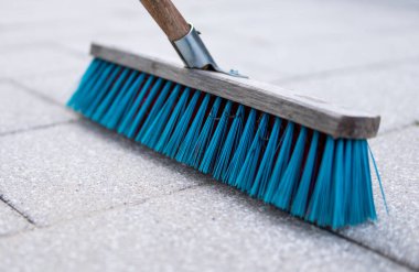 Beton taşlardan yapılan temizlik için kullanılan mavi fırçanın ayrıntıları