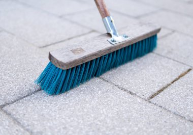 Beton taşlardan yapılan temizlik için kullanılan mavi fırçanın ayrıntıları