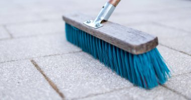 Beton taşlardan yapılan temizlik için kullanılan mavi fırçanın ayrıntıları