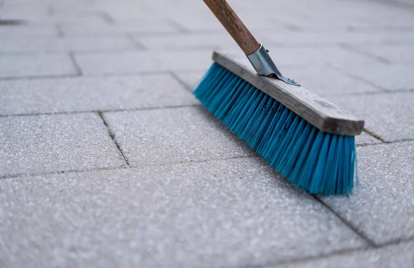 Dettaglio Spazzola Blu Utilizzato Pulizia Pavimentazione Pietre Cemento — Foto Stock