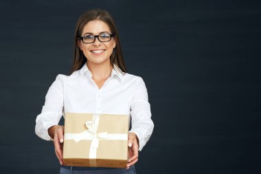 Dişlek gülümseyen genç iş kadını tutun mevcut kutusu.