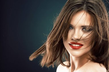 Hareket uzun saçlı kadın modeli.