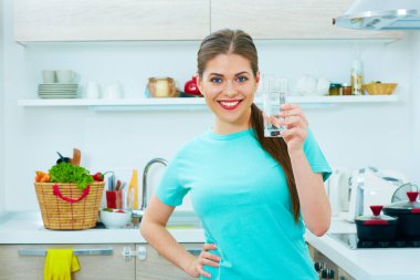 genç bir kadın tutarak su bardağı.