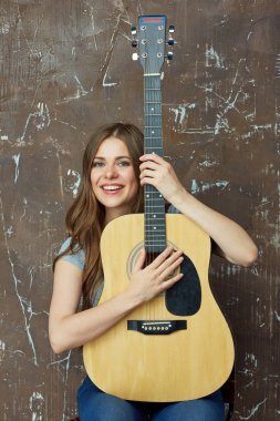 Akustik gitar ile gülümseyen kadın portresi