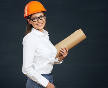 Öğrenci kadın mimar portre siyah arka plan üzerine. 