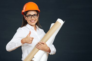 Kadın mimar sırıtmak başparmak siyah arka plan üzerine. 