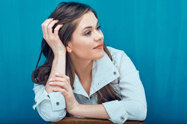 Güzel kız yakın yüz portre mavi.