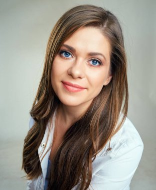 Genç gülümseyen kadın stüdyo portre kadar kapatın