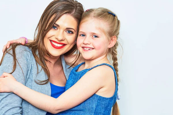 Mère et fille s'embrassent. Souriant — Photo