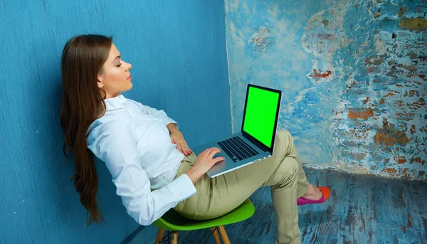 Donna che lavora con il computer portatile in uno spazio di lavoro moderno . — Foto Stock
