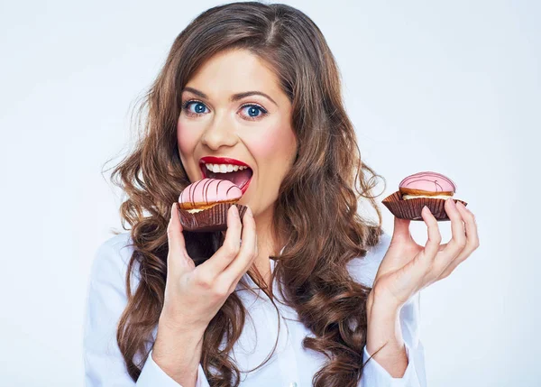 Genç kadın pasta yiyor. Güzel bir kadın portresi kapatın