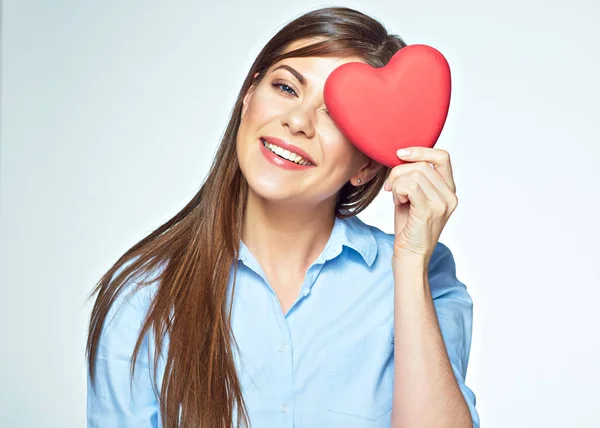 Sumbol de amor. Mujer sonriente sosteniendo el corazón . — Foto de Stock