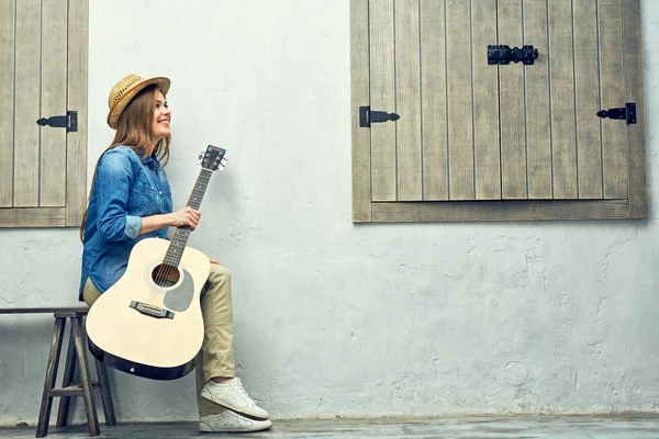 ギターを持つ笑顔の少女の肖像画. — ストック写真