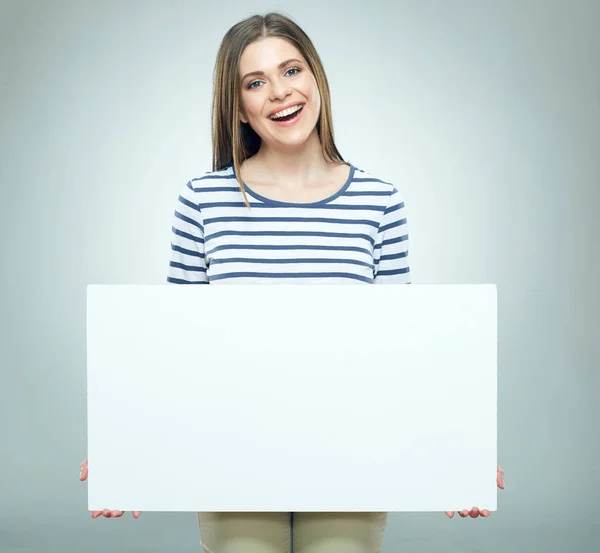 Feliz joven mujer sosteniendo letrero blanco —  Fotos de Stock