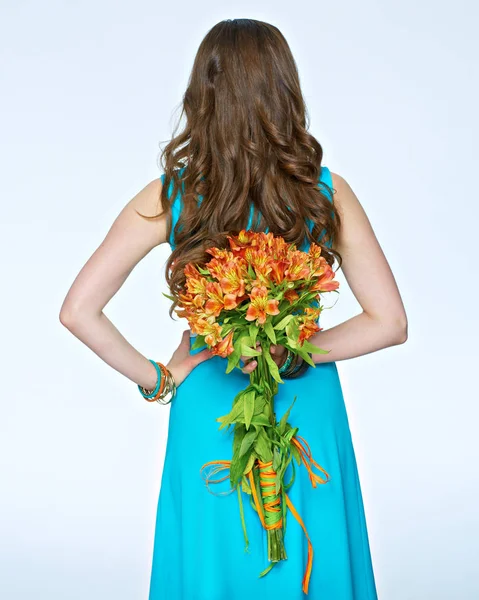 Çiçekli beyaz zemin üzerinde duran kadın.