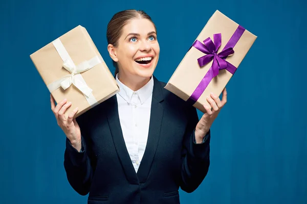 Glücklich lächelnde Geschäftsfrau mit Geschenkboxen. — Stockfoto