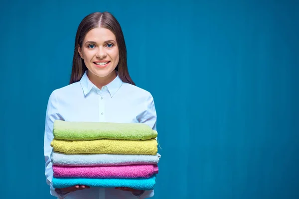 Lachende vrouw bedrijf handdoeken, Roomservice. — Stockfoto