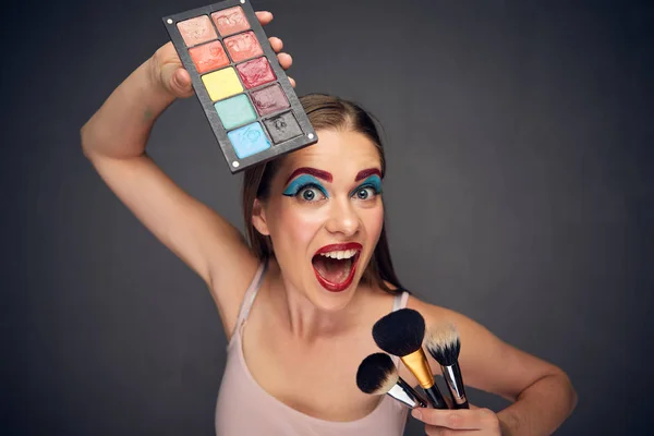 Maquillaje artista con emoción loca . — Foto de Stock