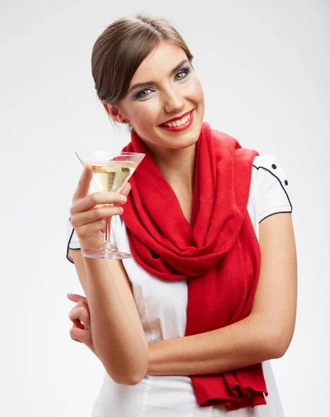 Χαμογελαστή γυναίκα που κρατά ποτήρι μαρτίνι με αλκοόλ. — Φωτογραφία Αρχείου