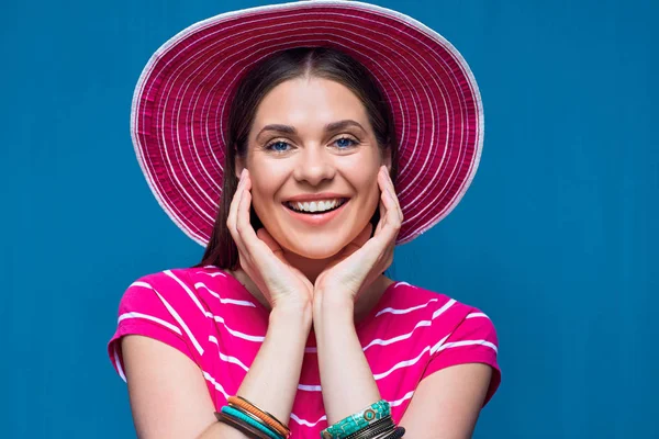 Mujer feliz de cerca retrato con sombrero de playa rosa — Foto de Stock