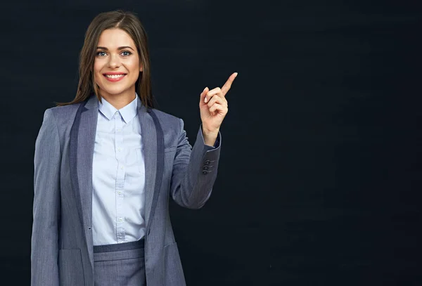 Mujer de negocios sonriente señalando con el dedo en el espacio de copia . —  Fotos de Stock