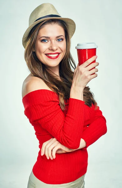 Kırmızı kahve c tutarak kırmızı kazak giyen güzel gülümseyen kadın — Stok fotoğraf