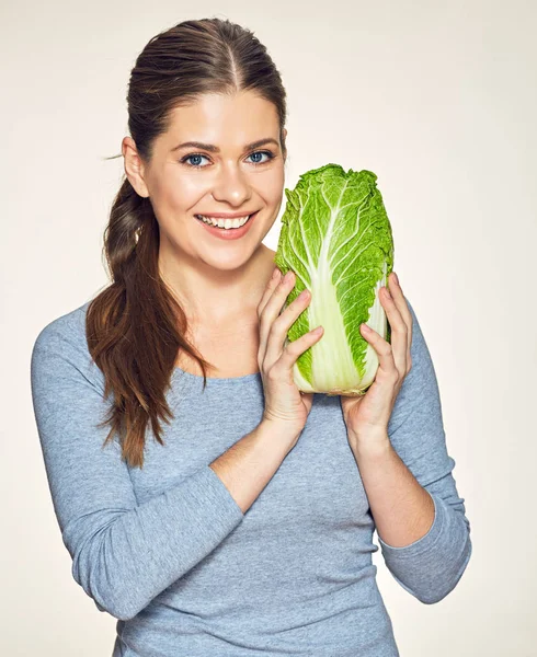 Alimentation verte avec des aliments sains et belle femme souriante . — Photo