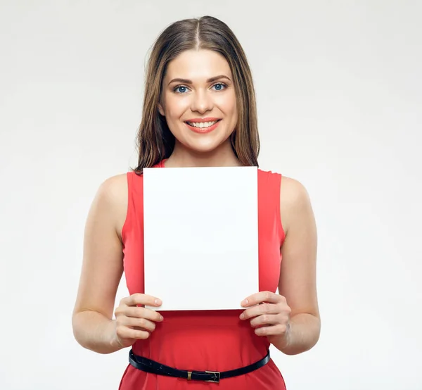Sorrindo mulher vestindo vestido vermelho segurando placa sinal branco . — Fotografia de Stock