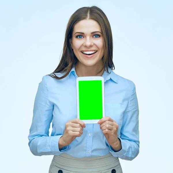 Leende ung affärskvinna presentera tablett med tom skärm — Stockfoto