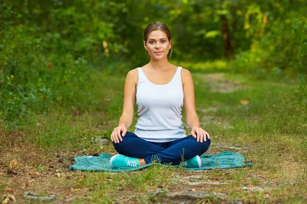 Retrato de mujer en pose de yoga — Foto de Stock