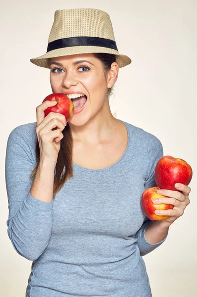 Mulher sorridente segurando maçãs vermelhas. Chapéu vestindo . — Fotografia de Stock