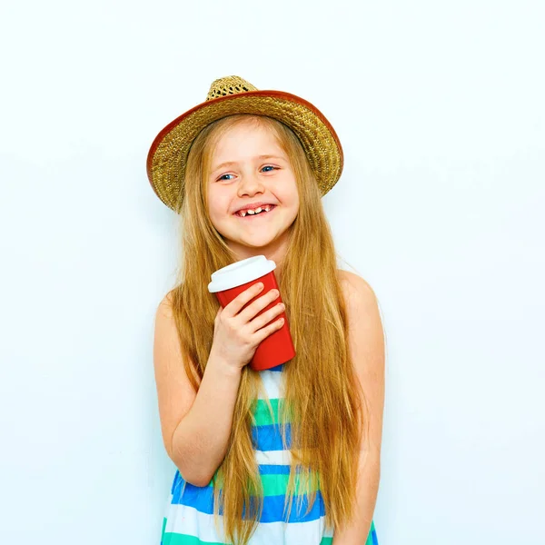 Uśmiechający się mały portret dziewczyny w stylu hipster z red Kawa g — Zdjęcie stockowe