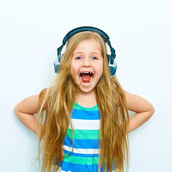 Niña gritando con auriculares retrato divertido aislado o —  Fotos de Stock