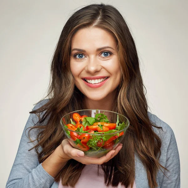 Close up rosto de mulher com salada isolada retrato . — Fotografia de Stock