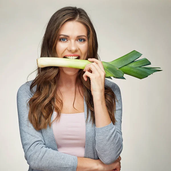 Женщина с зеленым луком-порей в зубах. f — стоковое фото