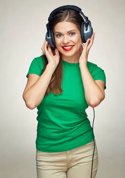 Hermosa chica escuchando música. mujer sonriente — Foto de Stock